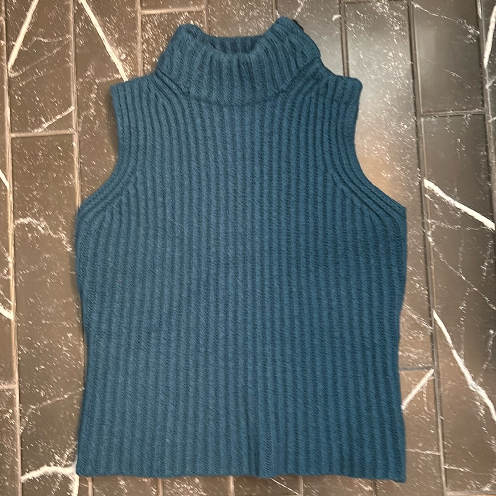 Sleeveless blue sweater-top.